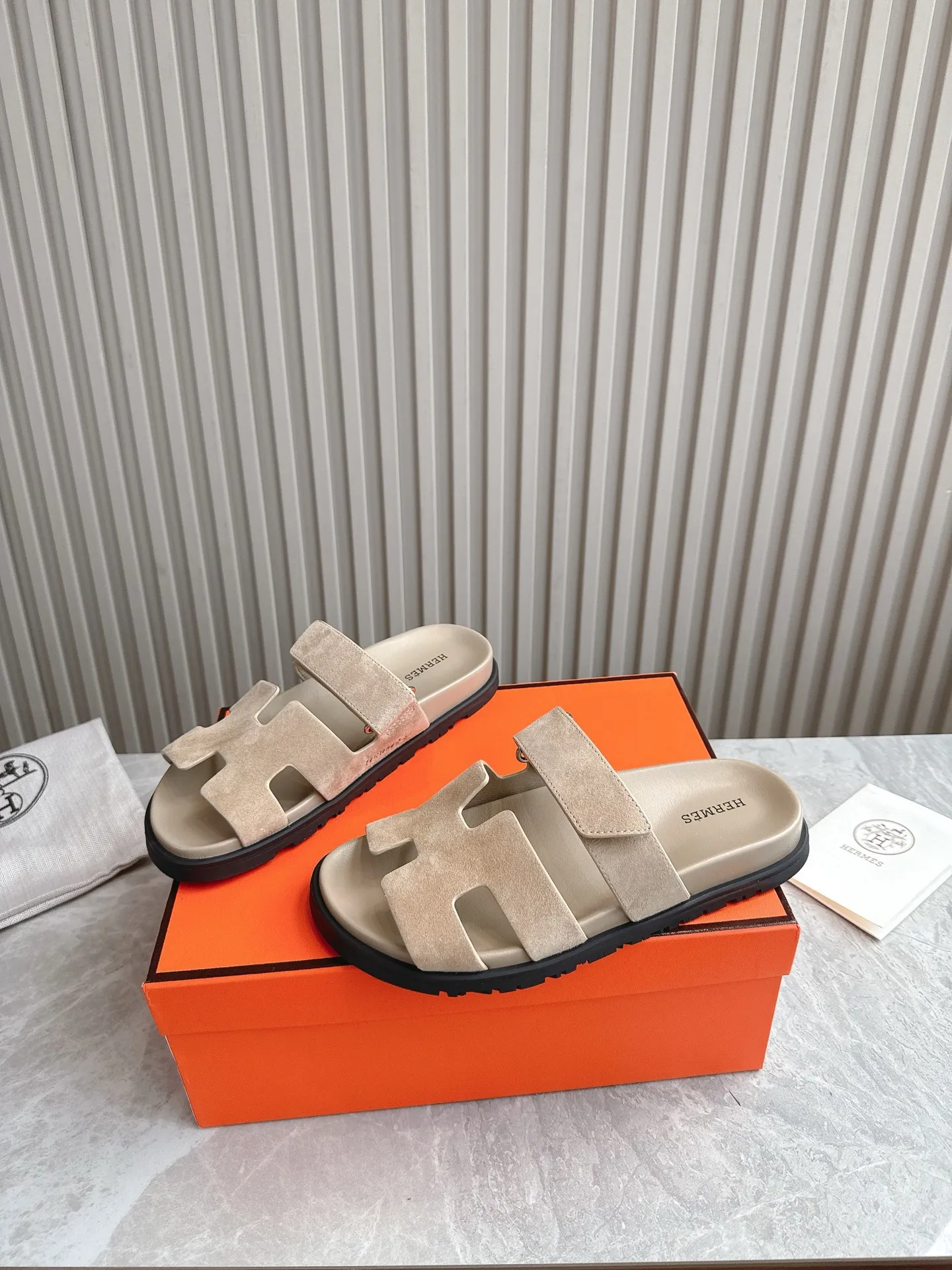 p480🐮🐮Couple model (top version) H family 2024 spring and summer new style HERMES Hermes' recently popular couple model pig nose angle sandals and slippers, paired with various colorful socks, popular. Upper: imported original deerskin (the genuine leather edging is not ordinary super migration). Lining: imported genuine leather. Outsole: Tpu non-slip and wear-resistant outsole. Size: Female 35-42 (40/42 non-returnable and non-exchangeable) Male size: 39-45 (45 non-refundable and non-exchangeable)